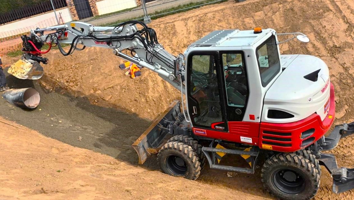 mini pelle takeuchi au travail.jpg