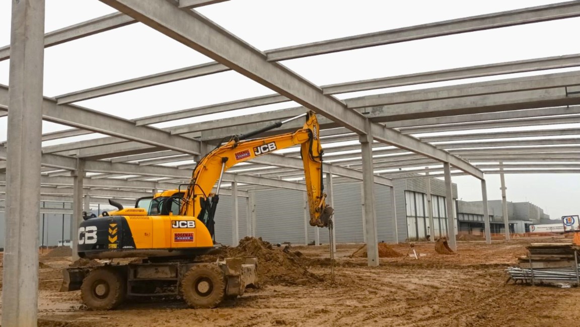 Pelle à pneu JCB au travail bâtiment.JPG